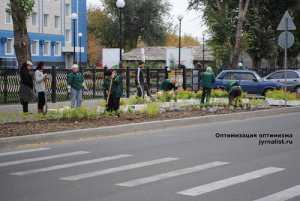 Для Виктора Януковича в Луганске срочно высаживали цветы