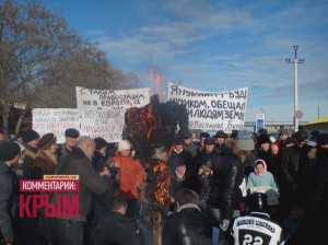 Обманутые пайщики в Бахчисарайском районе снова митингуют: сожгли чучело и перекрыли трассу