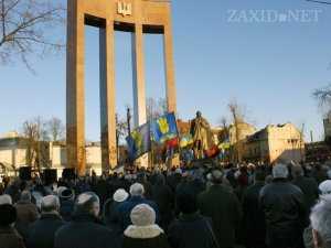 Львов отметил день рождения Бандеры народным вече и массовым факельным шествием