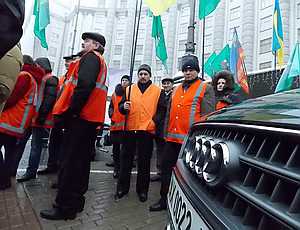 В Киеве у здания правительства Украины прошла акция протеста железнодорожников