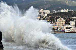 В Алуште море смыло с набережной официантку местного бара