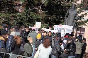 В Симферополе митингуют учёные: Нет науки — нет страны!