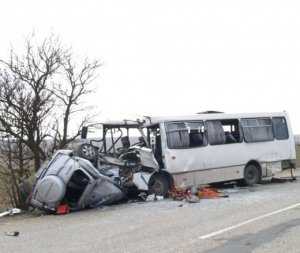 На трассе в Крыму в столкновении машины и автобуса пострадали 13 человек