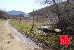 В Судаке питьевая вода неделями течет по горам из дырявого водовода