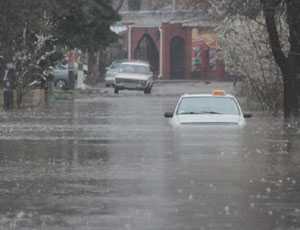 В Евпатории спасателям пришлось вызволять машины из песка и воды