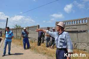 В селе под Керчью с пляжа желают выгнать рыбаков