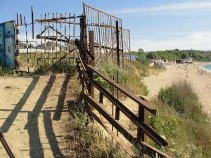 В Севастополе освободили огромный пляж, который огородила забором турбаза