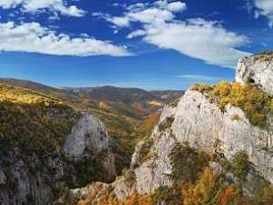 В крымских горах перевернулся скутер с молодежью