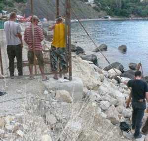 С пляжа в Алупке вывезли в новый раз демонтированный забор