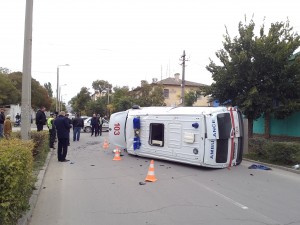 В ДТП со «скорой», перевернувшейся в Евпатории, пострадали три человека