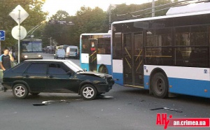 В центре Симферополя «девятка» врезалась в троллейбус