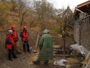 В Алуште достали тело рабочего со дна колодца