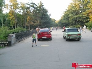 Автовладельцы паркуют машины у Вечного огня в Столице Крыма