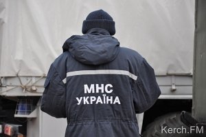 В Керчи МЧСники спасали маленького ребенка из закрытой квартиры