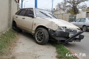 В Керчи машина врезалась в забор