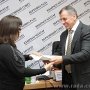 Владимир Константинов вручил инвалидам ключи от квартир