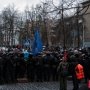 В Керчи собирают продукты и вещи для митингующих за власть