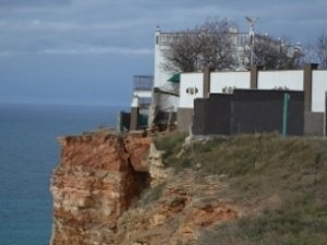 Сход грунта утащил часть строения и павлинов в Севастополе