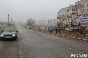 На скользкой дороге в Керчи перевернулась Suzuki