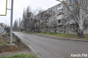 На проезжей части в Керчи водоканал оставил огромную яму