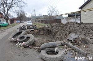 В районе АТС в Керчи коммунальщики наводят порядок