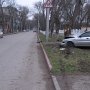 В Керчи иномарка врезалась в дерево: молодая девушка в коме