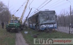 В Симферополе вылетел на обочину и снес электроопору