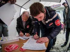 «Стоп майдан» начал сбор подписей крымчан против экстремизма и насилия в стране