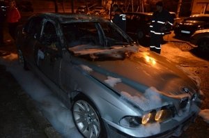 Во дворе дома сгорел автомобиль