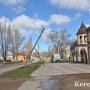 В Керчи штормовой ветер ломал столбы и деревья