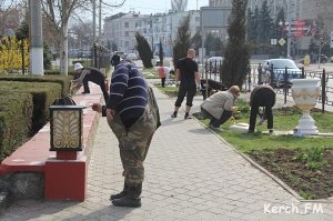 На морвокзале Керчи красят бордюры и сажают цветы