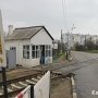 В Керчи под дождем моют бордюры