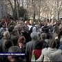 Более сотни севастопольцев вышли на митинг к зданию Севастопольской городской администрации. Люди требовали распустить Севастопольский городской совет, провести люстрацию всех без исключения чиновников и убрать из исполнительной власти предпринимателей