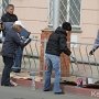 В Керчи люди красят заборы, стоя на проезжей части