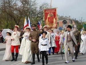 Курортный сезон в Евпатории открыли «Парадом Эпох»