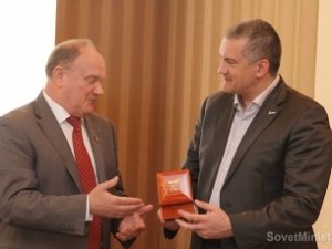 Зюганов привез Аксенову флаг Крыма с Северного Полюса