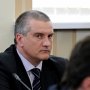 Аксенов: Власти оказывают помощь беженцам из Украины