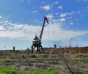 В Керчи горел подъёмный кран, пострадал мужчина