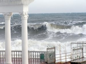 Штормовое предупреждение объявили на три часа в Крыму