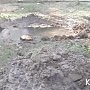 На ул.Толстого в Керчи почти неделю водопроводная вода подтопляет дом