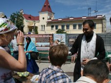 Жители Симферополя отмечают Яблочный спас