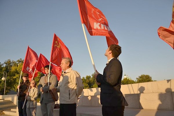 «Нет прощения палачам!». Митинг астраханских коммунистов в память о событиях октября 1993 года