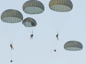 В Севастополе разбилась парашютистка