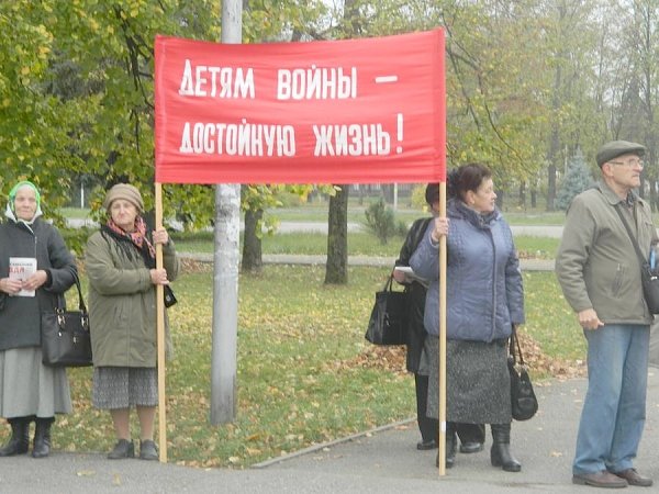 Республика Адыгея. В Майкопе коммунисты организовали пикет в поддержку законопроекта КПРФ "о детях войны"