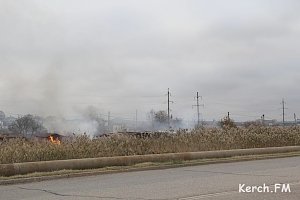 В Керчи на улице Буденного горели гаражи