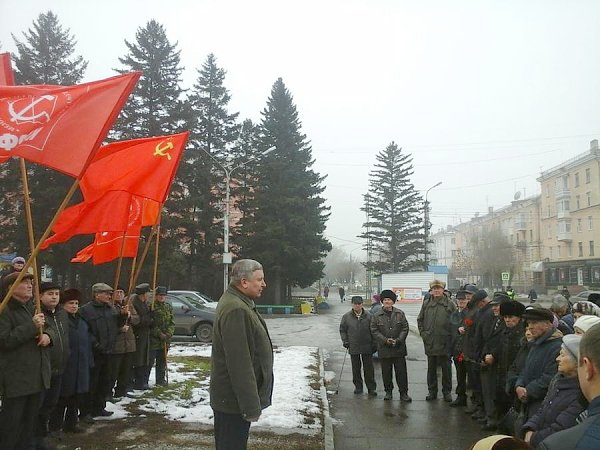 Алтайский край. Полиция незаконно задержала во время праздничных мероприятий 7 ноября лидера рубцовских коммунистов, депутата Владимира Белкина