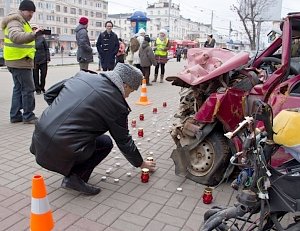 В память о погибших на дорогах по всей России зажгли свечи и выпустили в небо воздушные шары