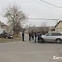 В Керчи столкнулись две иномарки, одна от удара врезалась в дом