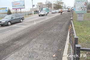 В центре Керчи ремонтируют дорогу на Адмиралтейском