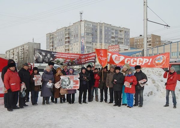 В ходе пикетов барнаульские коммунисты потребовали смены социально-экономического курса страны